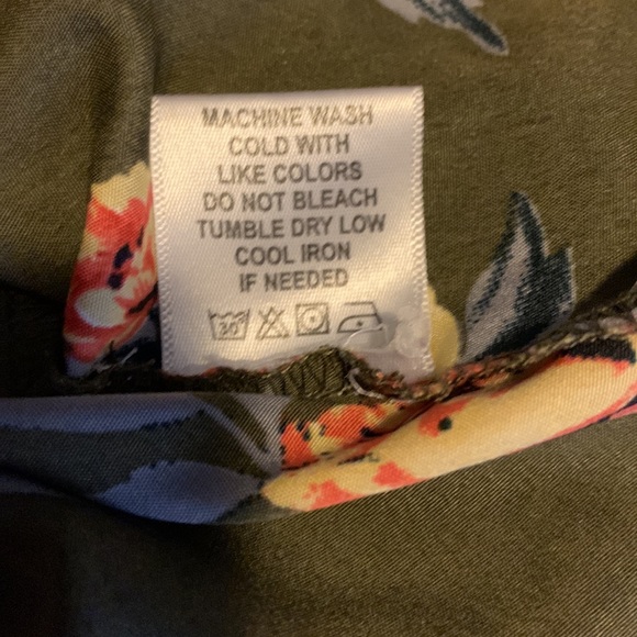 Live 4 Truth. Army Green Top with Flowers - Picture 9 of 9